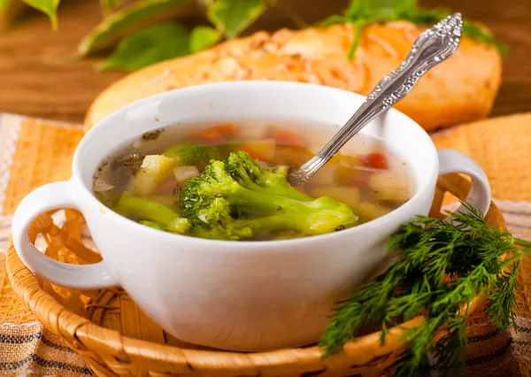 Sopa de brócolis vegetal e cenouras, pão com erva-doce — Fotografia de Stock