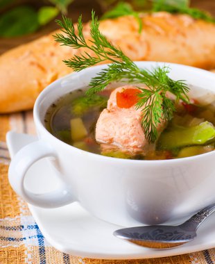 Balık alabalık çorbası ve rezene ile ekmek