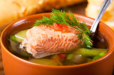 Balık alabalık çorbası ve rezene ile ekmek