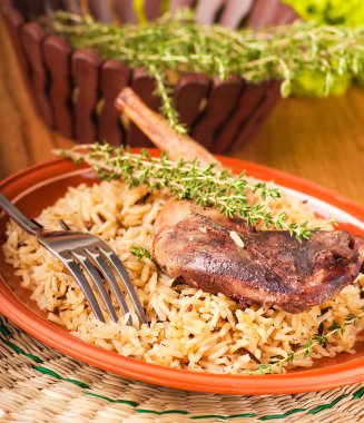 beyaz şarap ve otlar ile demlenmiş tavşan