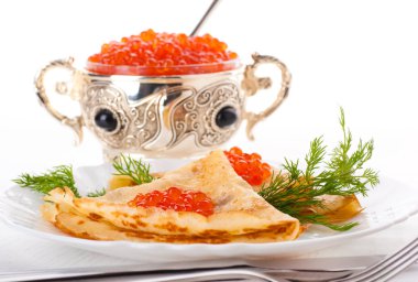 Gümüş eşya üzerinde kırmızı havyar ile Pancakes