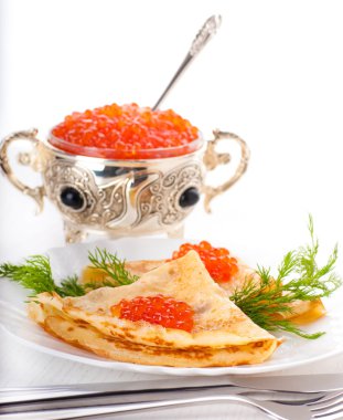 Gümüş eşya üzerinde kırmızı havyar ile Pancakes