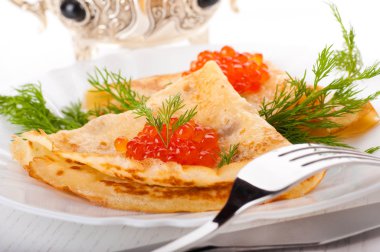 Gümüş eşya üzerinde kırmızı havyar ile Pancakes