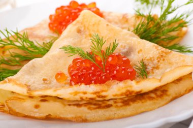 Gümüş eşya üzerinde kırmızı havyar ile Pancakes