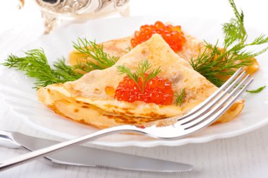 Gümüş eşya üzerinde kırmızı havyar ile Pancakes