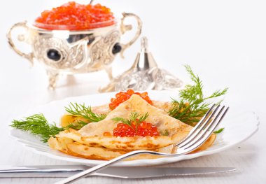 Gümüş eşya üzerinde kırmızı havyar ile Pancakes