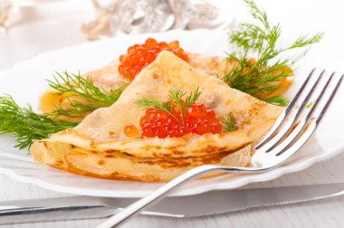 Gümüş eşya üzerinde kırmızı havyar ile Pancakes