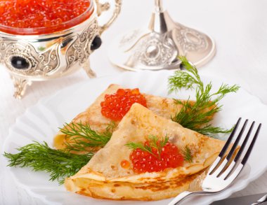 Gümüş eşya üzerinde kırmızı havyar ile Pancakes