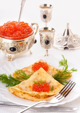 Gümüş eşya üzerinde kırmızı havyar ile Pancakes