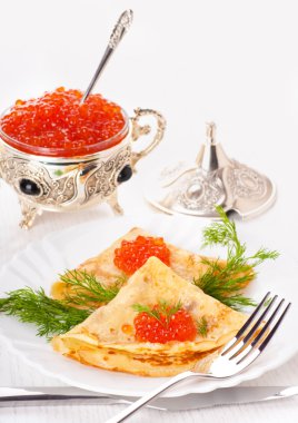 Gümüş eşya üzerinde kırmızı havyar ile Pancakes