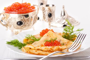 Gümüş eşya üzerinde kırmızı havyar ile Pancakes