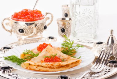 Gümüş eşya üzerinde kırmızı havyar ile Pancakes