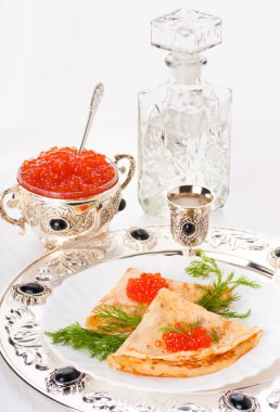 Gümüş eşya üzerinde kırmızı havyar ile Pancakes