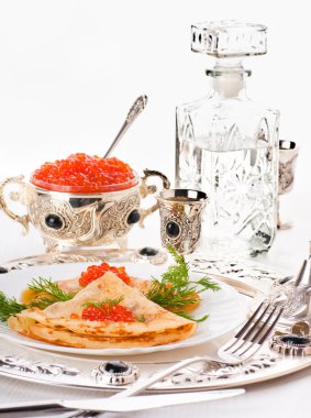 Gümüş eşya üzerinde kırmızı havyar ile Pancakes