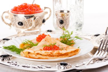 Gümüş eşya üzerinde kırmızı havyar ile Pancakes