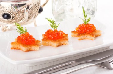 Gümüş eşya üzerinde kırmızı havyar ile Pancakes