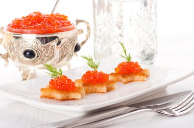 Gümüş eşya üzerinde kırmızı havyar ile Pancakes