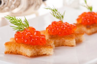 Gümüş eşya üzerinde kırmızı havyar ile Pancakes