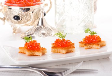 Gümüş eşya üzerinde kırmızı havyar ile Pancakes