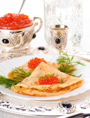 Gümüş eşya üzerinde kırmızı havyar ile Pancakes