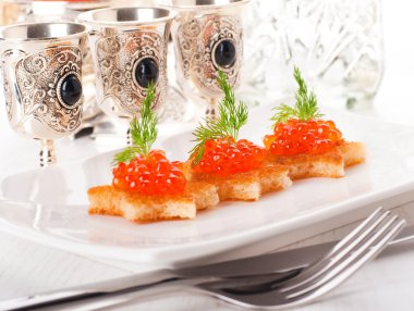 Gümüş eşya üzerinde kırmızı havyar ile Pancakes