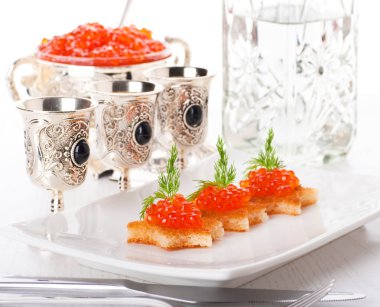 Gümüş eşya üzerinde kırmızı havyar ile Pancakes