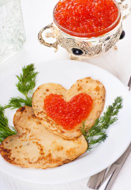 Gümüş eşya üzerinde kırmızı havyar ile Pancakes