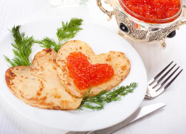 Gümüş eşya üzerinde kırmızı havyar ile Pancakes
