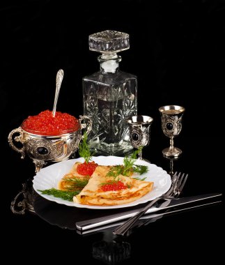 Gümüş eşya üzerinde kırmızı havyar ile Pancakes