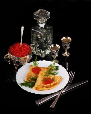 Gümüş eşya üzerinde kırmızı havyar ile Pancakes