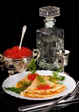 Gümüş eşya üzerinde kırmızı havyar ile Pancakes