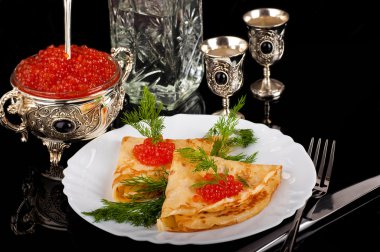 Gümüş eşya üzerinde kırmızı havyar ile Pancakes