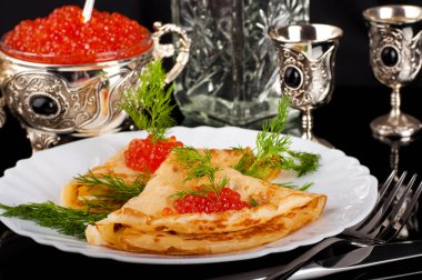 Gümüş eşya üzerinde kırmızı havyar ile Pancakes