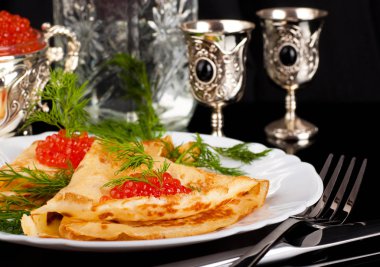 Gümüş eşya üzerinde kırmızı havyar ile Pancakes