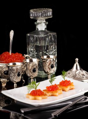 Gümüş eşya üzerinde kırmızı havyar ile Pancakes