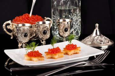 Gümüş eşya üzerinde kırmızı havyar ile Pancakes