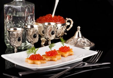 Gümüş eşya üzerinde kırmızı havyar ile Pancakes