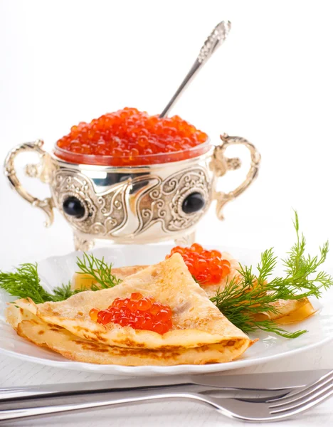 Panqueques con caviar rojo sobre vajilla de plata — Foto de Stock
