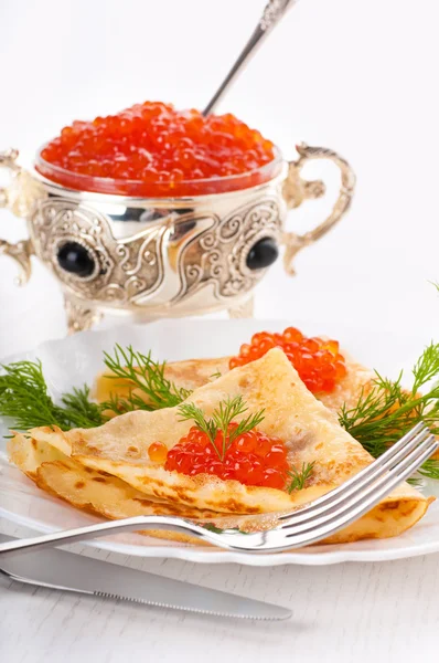 Panqueques con caviar rojo sobre vajilla de plata —  Fotos de Stock