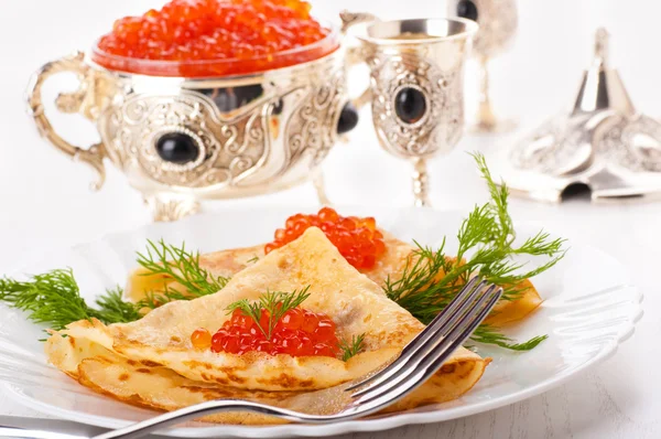 Panquecas com caviar vermelho em artigo de prata — Fotografia de Stock