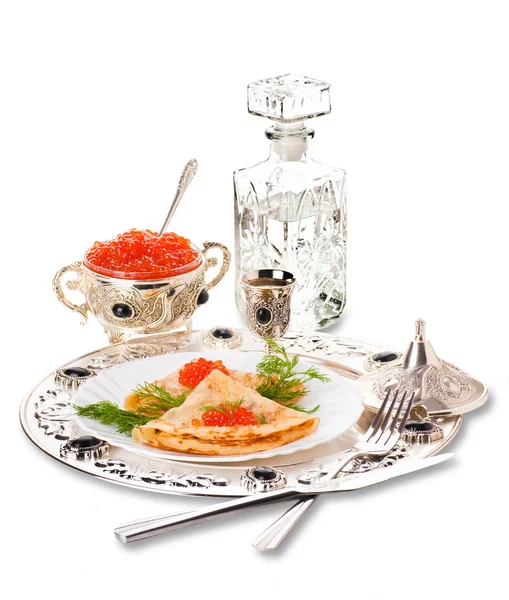 Pannkakor med röd kaviar på silver ware — Stockfoto