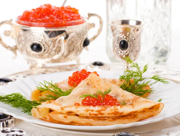 Panqueques con caviar rojo sobre vajilla de plata —  Fotos de Stock