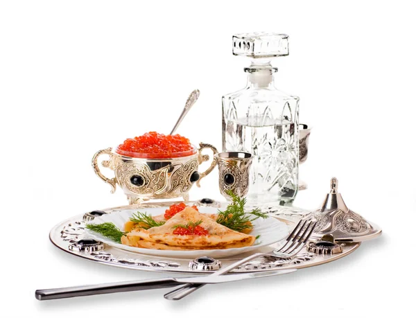 Gümüş eşya üzerinde kırmızı havyar ile Pancakes