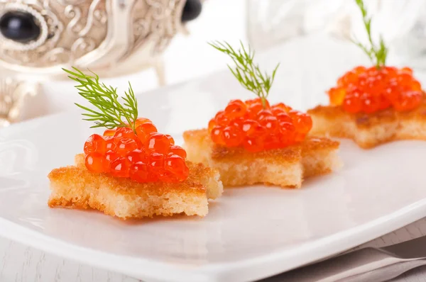 Gümüş eşya üzerinde kırmızı havyar ile Pancakes