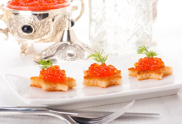 Gümüş eşya üzerinde kırmızı havyar ile Pancakes