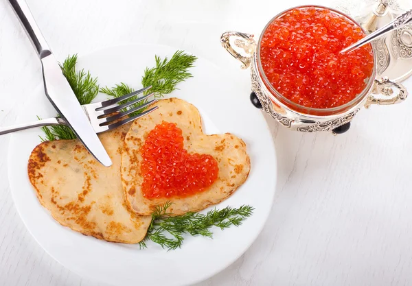 Gümüş eşya üzerinde kırmızı havyar ile Pancakes — Stok fotoğraf