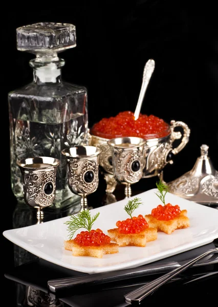 Panqueques con caviar rojo sobre vajilla de plata — Foto de Stock