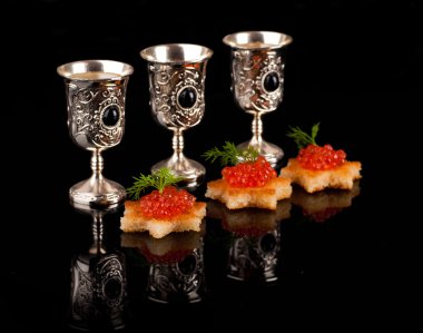 Gümüş eşya üzerinde kırmızı havyar ile Pancakes