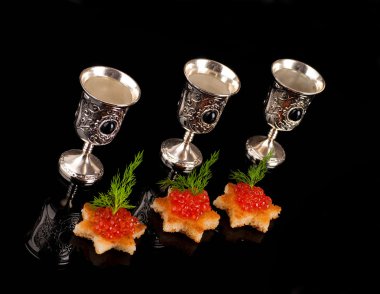 Gümüş eşya üzerinde kırmızı havyar ile Pancakes