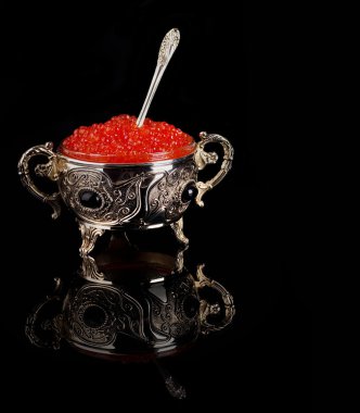 Gümüş eşya üzerinde kırmızı havyar ile Pancakes